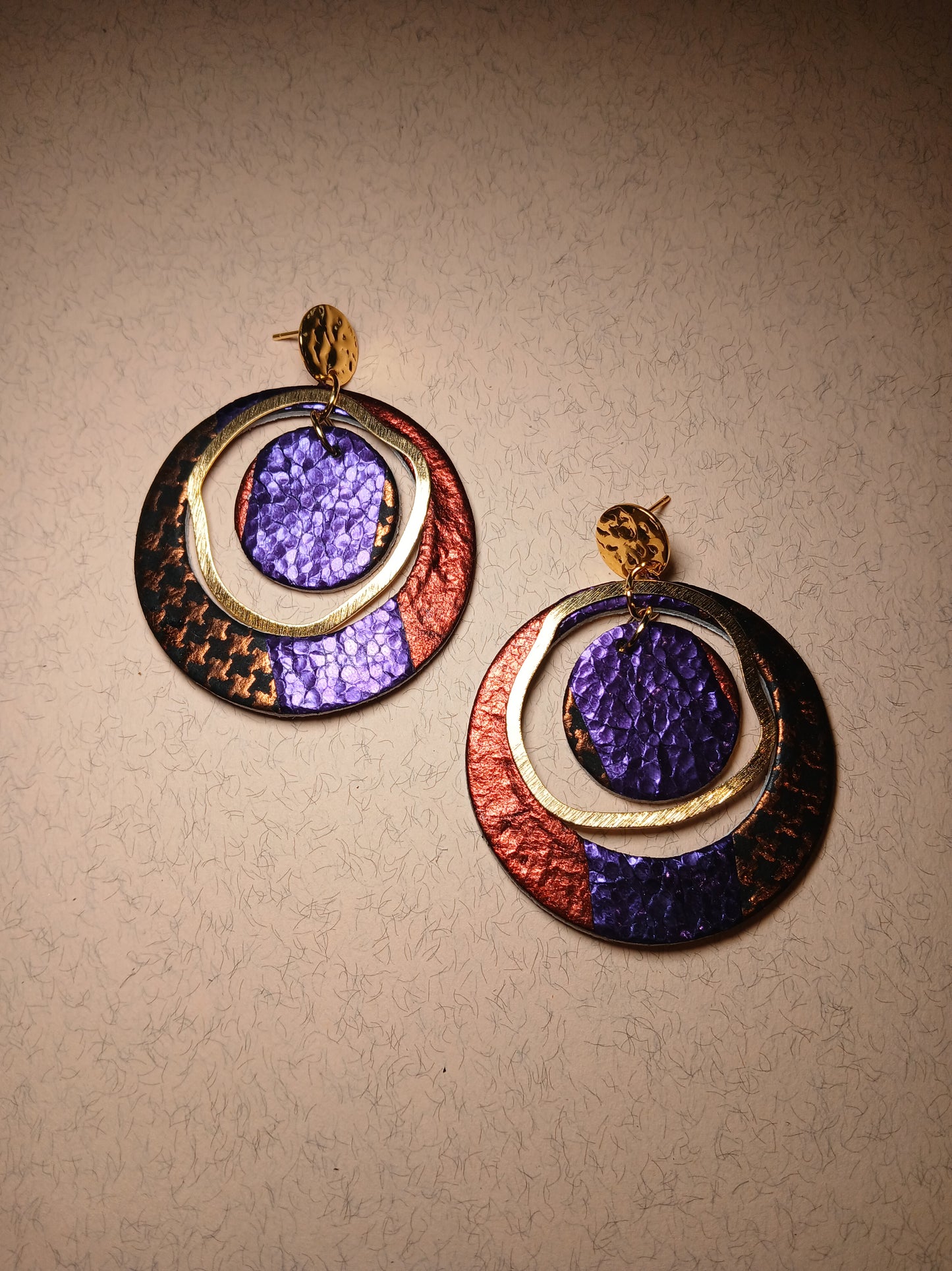 Boucles d’oreilles SIRIUS violet marron carré – cuir irisé