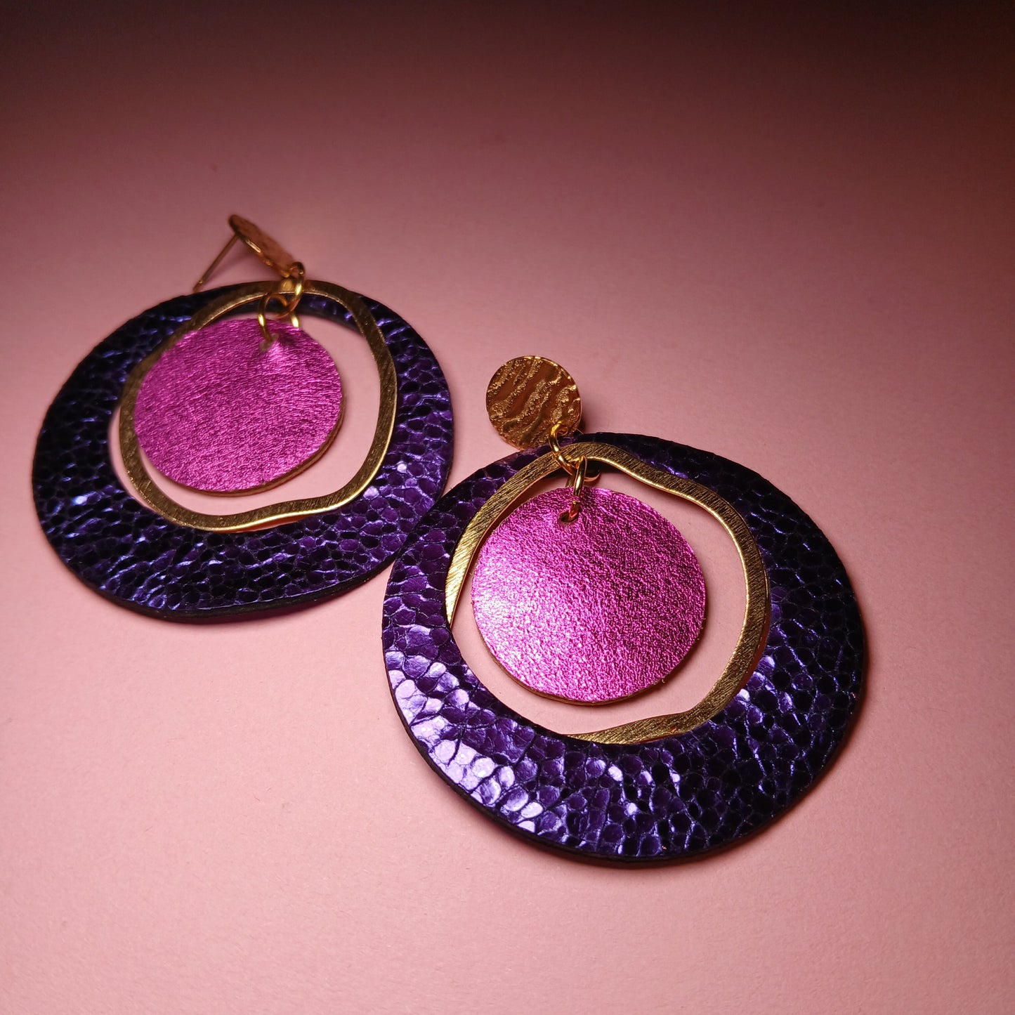 Boucles d'oreilles  PLANET violet gaufré / rose